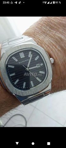 ساعة  أنيقة و راقية مقاومة للماء و الصدأ 