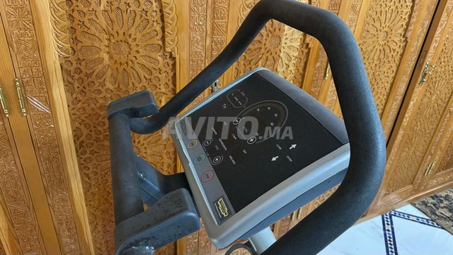 VELO DE SPORT INTERIEUR A BATTERIE 