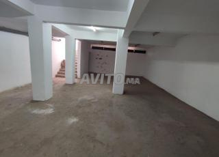 محل تجاري بمساحة 161 مترًا مربعًا بالقرب من الطريق السيار