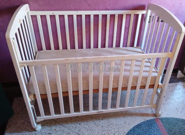Lit bébé bois trois position coulisse et matelas
