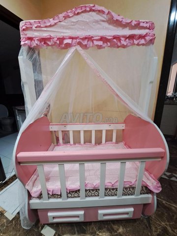 lit de bébé fille et siège bébé voiture