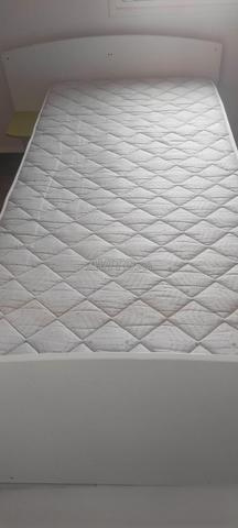 Je vends un lit pour enfant avec son matelas - 2