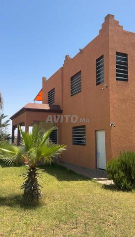 ارض 8000متر محفضة فيها فيلا 170متر على طريق