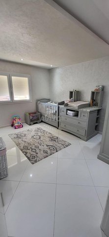 Chambre bébé  Armoir, lit et commode 