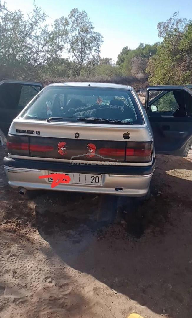 سيارة r19 storia Renault 