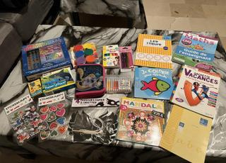 livre et feutre de coloriage 