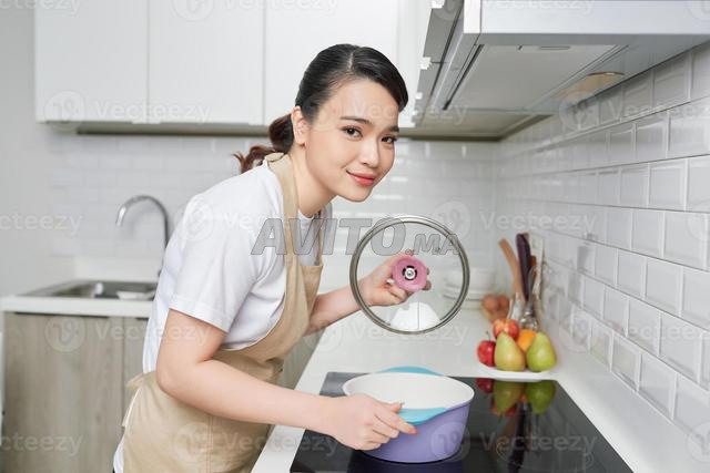 عاملة منزلية أفريقية ومغربية متعددة المهارات