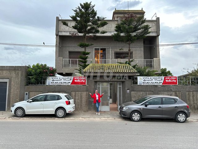 فيلا للبيع بإطلالة بانورامية على شارع الجيش الملكي