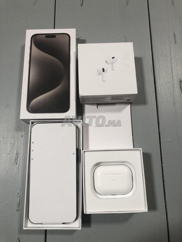 iPhone 15 pro max et AirPods 