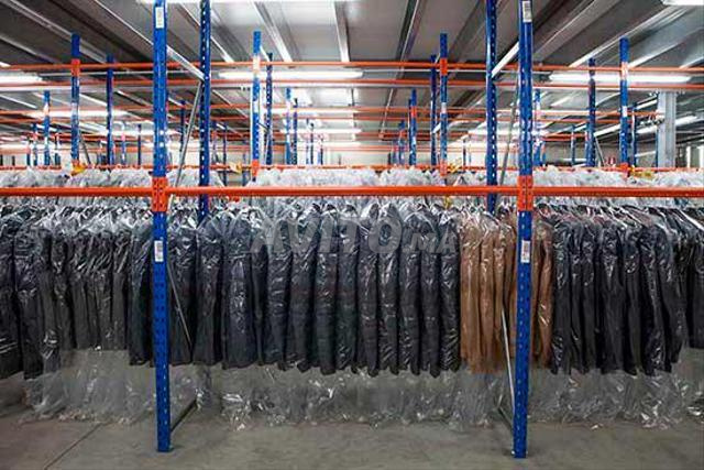 rayonnages métalliques pour vêtements 