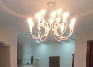 Lustre en verre blanc avec 20 ampoules