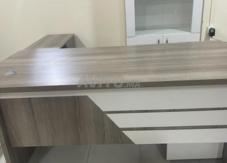 des bureaux avec retour et caisson