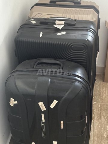 Deux grands valise avec une valise moyenne 