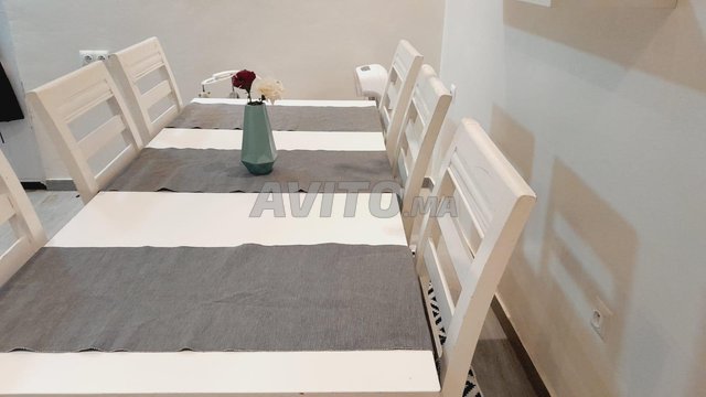 Table extensible Ikea plus 6 chaises blanches 