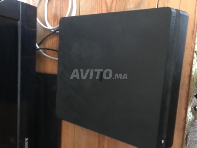 Ps4 slim.
