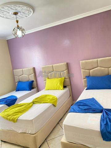 شقة جديدة للكراء اليومي بحي المطار مع الانت مجانا 