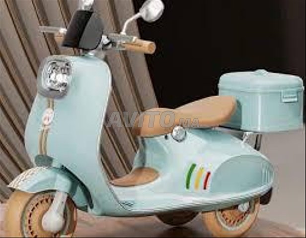 Moto electique vespa bleu ciel