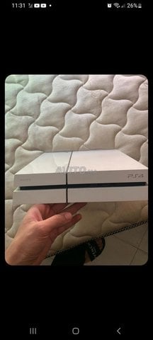 Ps4 slim avec trois cd avec une manette originale