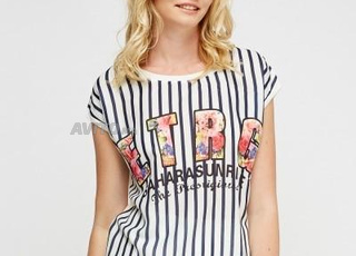 Haut blanc imprimé contrasté