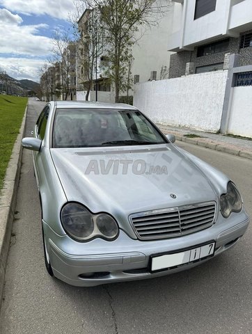 Mercedes-Benz 220 occasion Diesel Modèle 2000