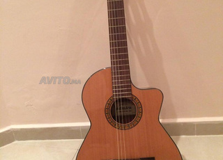 غيتار من ماركة ADMIRA