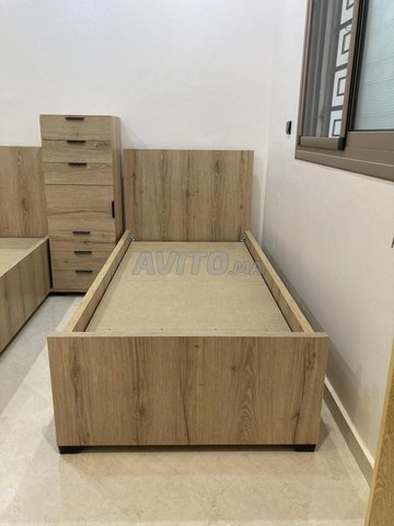 2 lits simple en bois + sa double table de nuit
