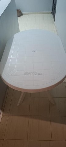 une table de jardin (grande taille)