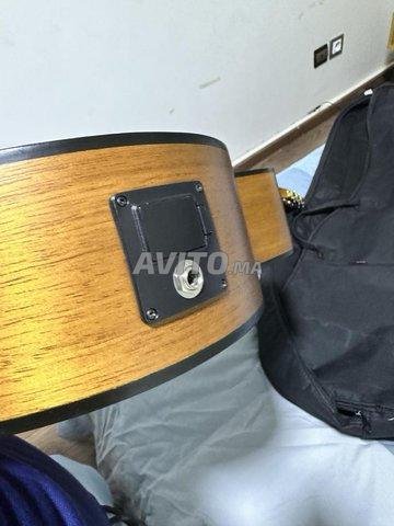 Guitare électro classique comme neuve
