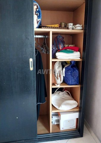 Armoire avec penderie et tiroirs en bois massif
