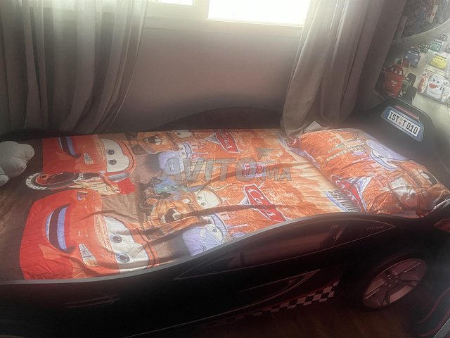 Chambre enfant theme voiture lit