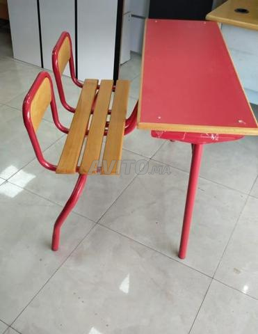 مجموعة متنوعة من الطاولات والكراسي للدراسة