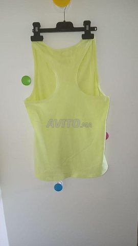 pull sans manches jaune