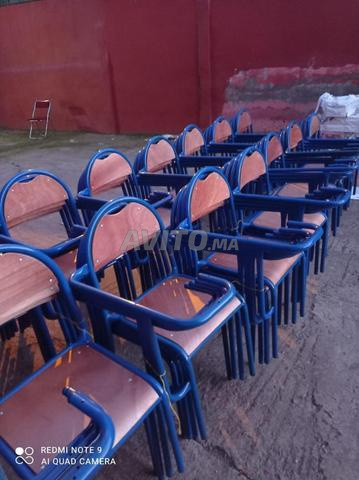 des chaises avec écritoire simili métallique  - 2