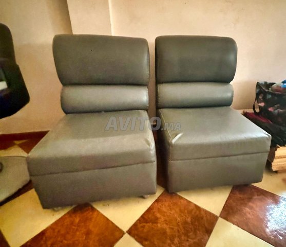 2 sofas pour salon de coiffure ou magasin