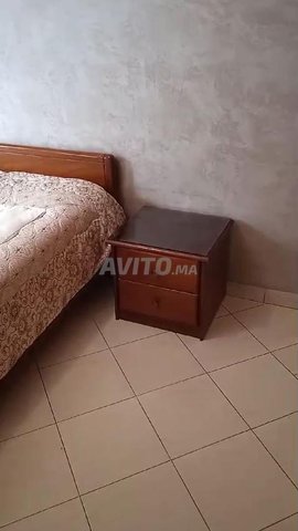 Lit avec tables de nuit et tiroirs