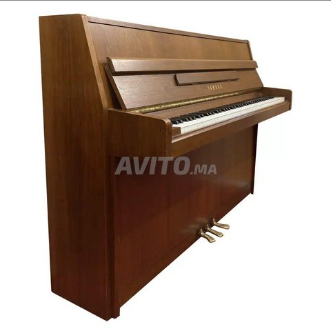 Piano droit  YAMAHA C108 en Noyer Satiné