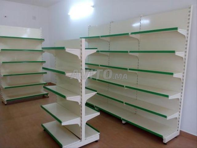 rayonnage super marché avec les vitrines réfrigé