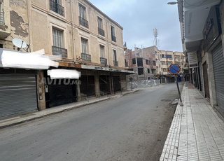 3 locaux commerciaux + rez-de-chaussée (appartement)