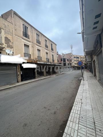 3 locaux commerciaux + rez-de-chaussée (appartement)