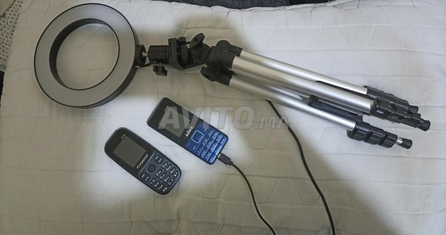2 téléphones basiques & 1 ring light & 1 Micro
