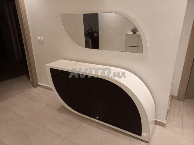 Buffet design en très bon état avec son miroir