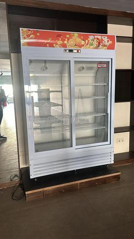 Supermarché / Sortie de caisse / Vitrine réfrigéré