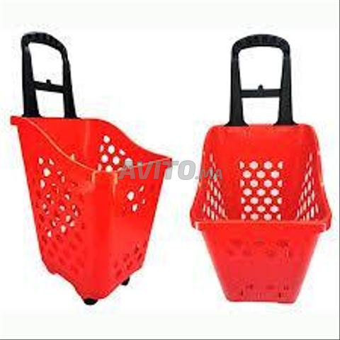 rayonnage supermarché-paniers à roulettes . - 2