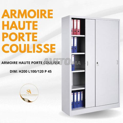 Armoire Haute à Portes Coulissantes à Vendre