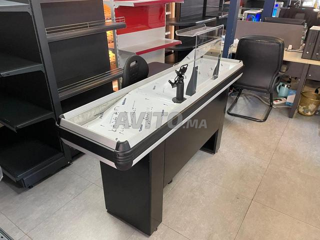 caisse de sortie et rayonnage super marche