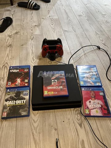 Ps4 avec 5 jeux et 2 manettes et un chargeur