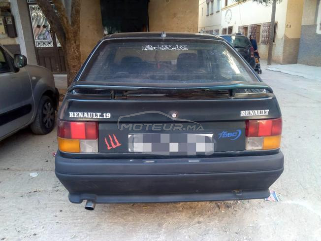 سيارة للبيع من نوع رونو 19 