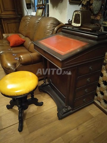Bureau avec tabouret et table téléphone 