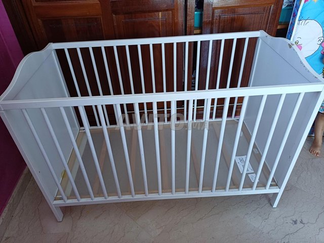 Lit et matelas pour bébé à vendre 
