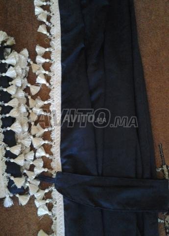 Une paire double rideaux noir, pompons blancs